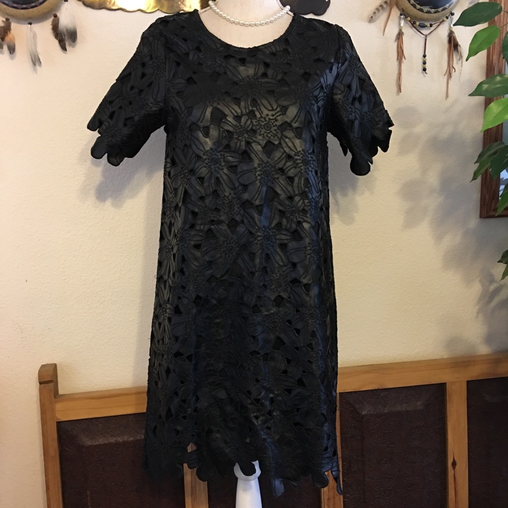 JOA LA Anthro laser cut black shift dress - Picture 2 of 8
